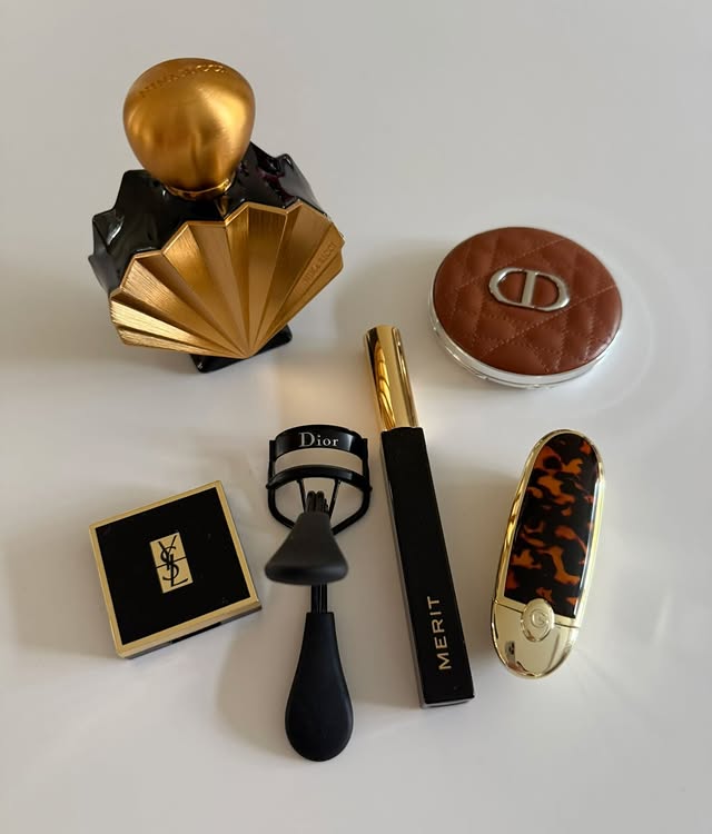 Instagram post by @carrieanne_ for NINA RICCI. Caption reads: Sunday luxe 🖤✨

ft. @ninaricci Vénus eau de....