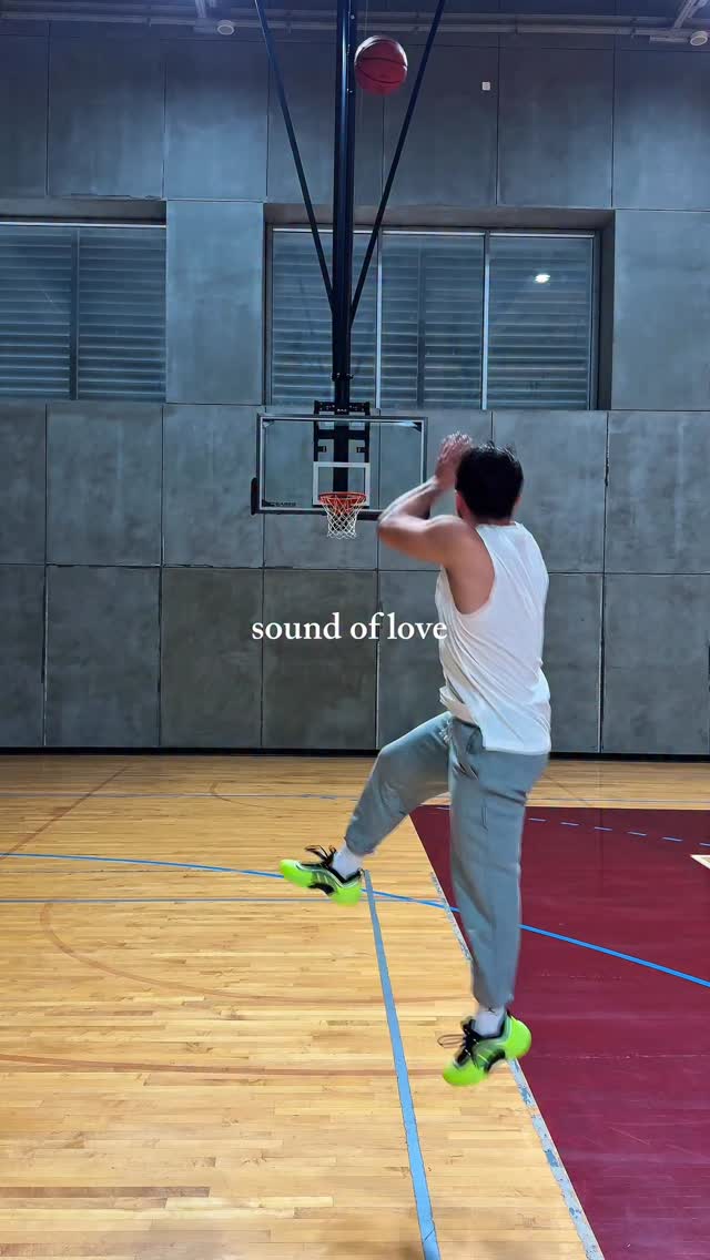 Instagram post by @sebogondur1 for INTERSPORT. Caption reads: Sound of love is swishes 🏀....