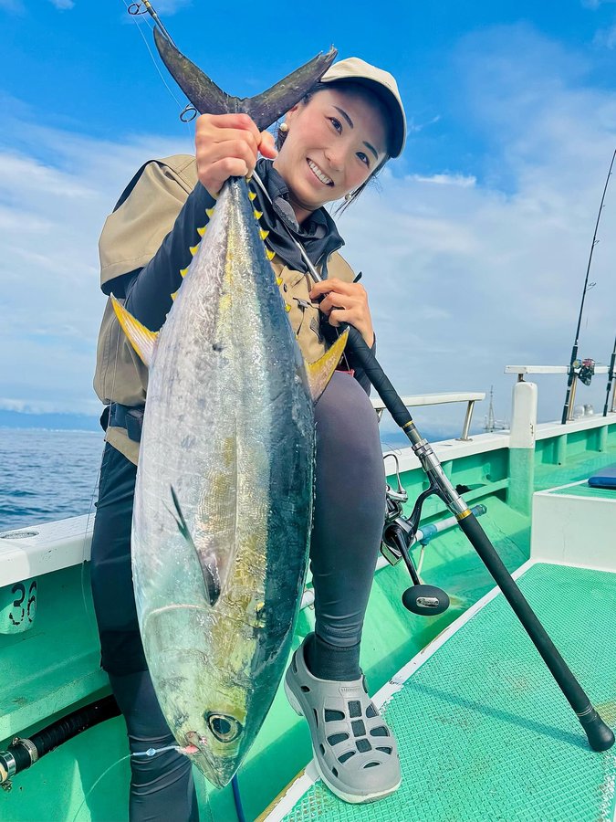 Instagram post by @mih0rin0628 for ShimanoFishing Japan. Caption reads: \エビングの季節がやってきた❤️‍🔥/
・
 #エビング #キハダマグロ #鮪
 #一義丸....