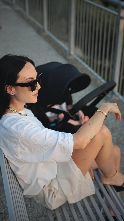 Instagram post by @antomassoni for Doona. Caption reads: [...] with my baby girl. 🎀
Loving how our Doona X....