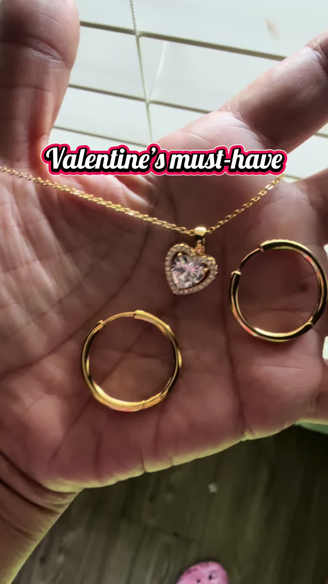 TikTok post by @nani0203 for Cate & Chloe. Caption reads: [...] without being complicated 💝 The @Cate &....