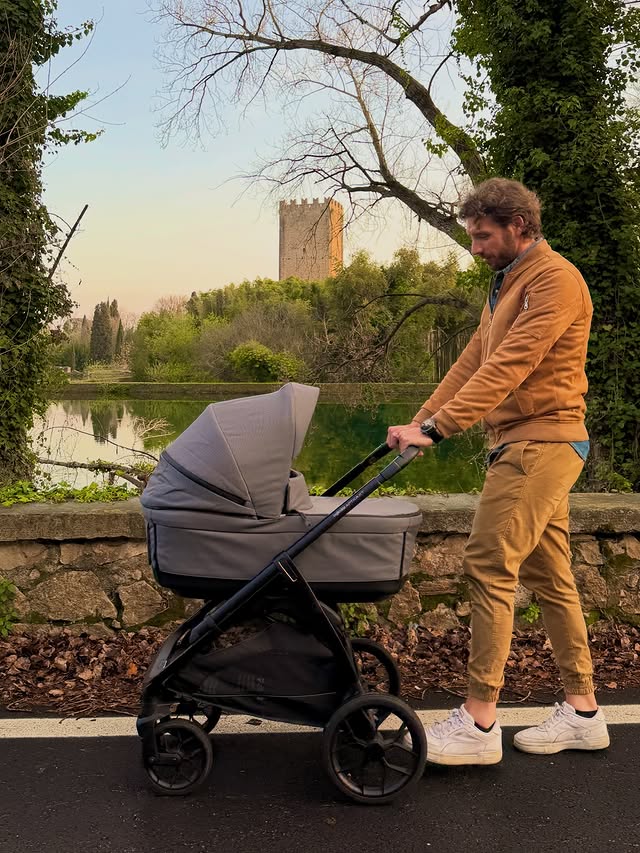 Instagram post by @enzo.abbagnale for Inglesina. Caption reads: Crescere, insieme… 🦁💙 @inglesinababy #adv.