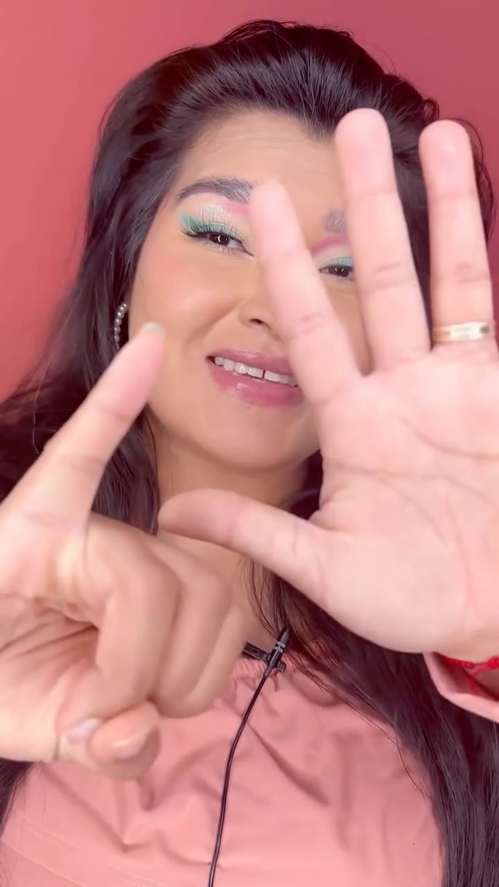 Instagram post by @miniyadiramakeup for Good Molecules. Caption reads: Me siento muy bendecida y agradecida con todas las....
