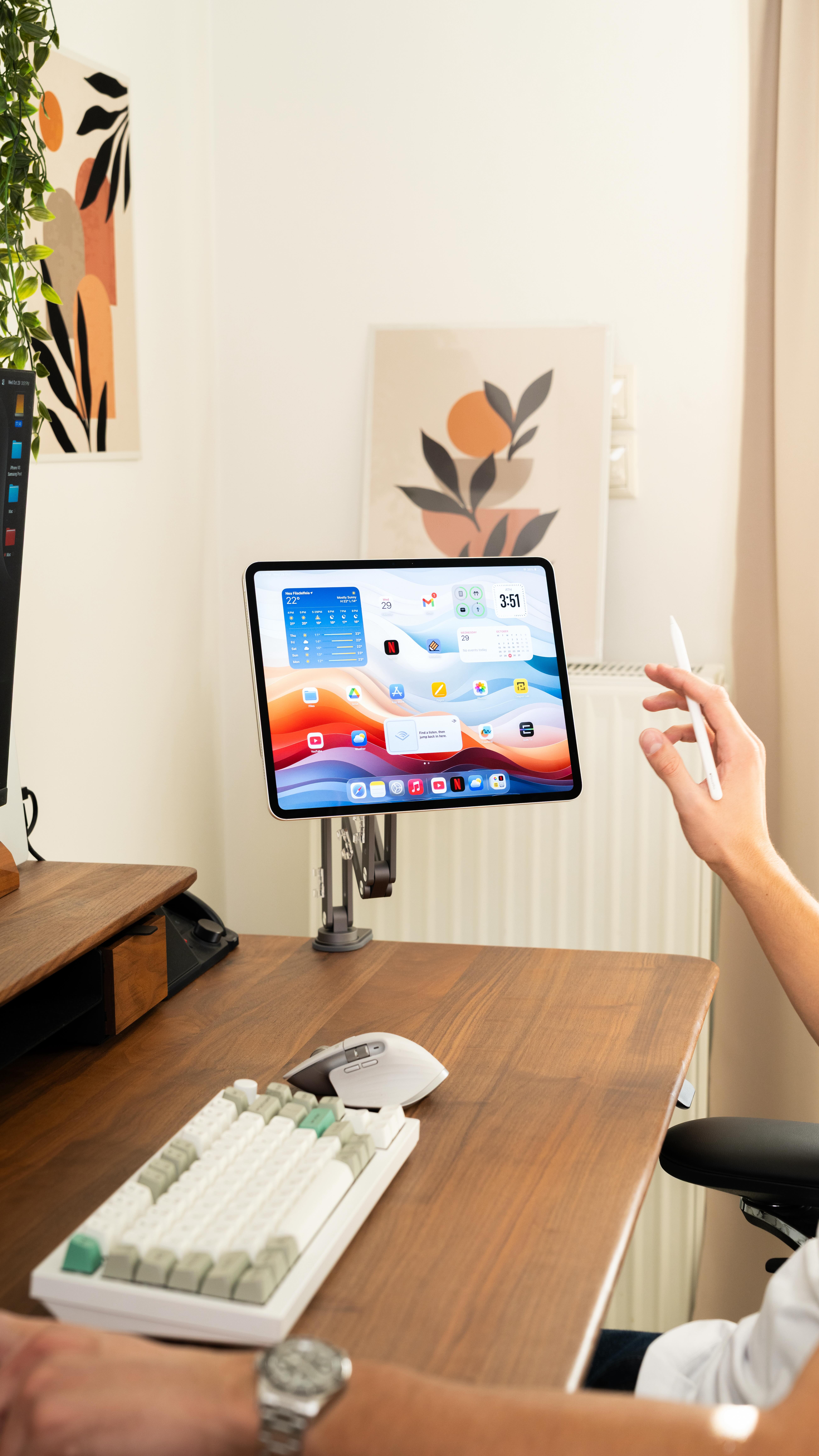 Instagram post by @edc_tech_ for KUXIU. Caption reads: The Kuxiu X39 Pro Max is the Ultimate iPad Ball....