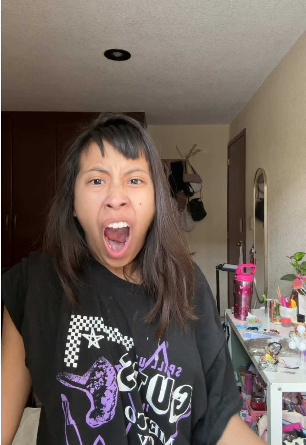 TikTok post by @valeaylin_ for Bloom Nutrition. Caption reads: Ser corredora me duró literal tres días lol ....
