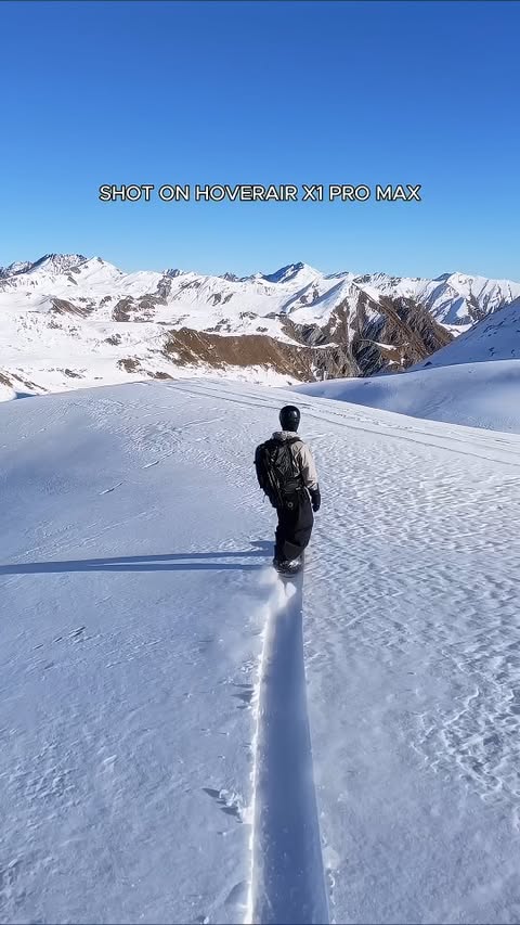 Instagram post by @snowboardingjohn for HOVERAir. Caption reads: [...] while I ride. Even at -20°C!!
....