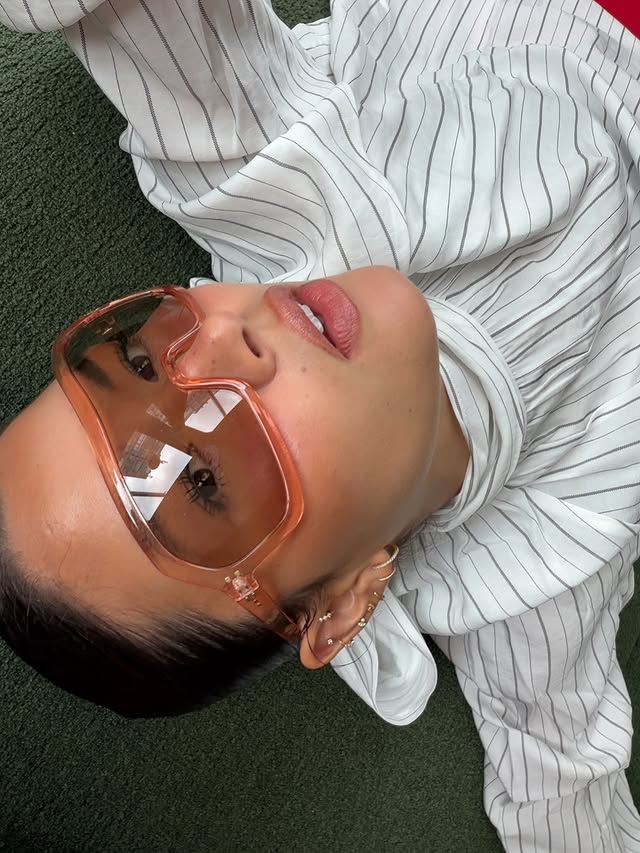 Instagram post by @conchadelimamayer for PARFOIS. Caption reads: [...] with GINORMOUS pink glasses 👉🏻👈🏻....