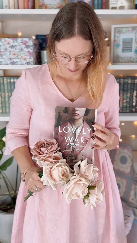 Instagram post by @blossomingthroughbooks for Linticoshop. Caption reads: [...] from the Valentine collection by....