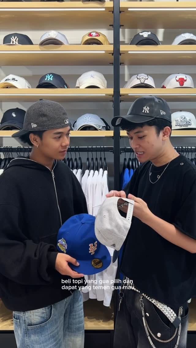 Instagram post by @_bintagn for New Era Cap. Caption reads: lifehack dipromo buy 1 get 1 @neweracap.indo 📍.