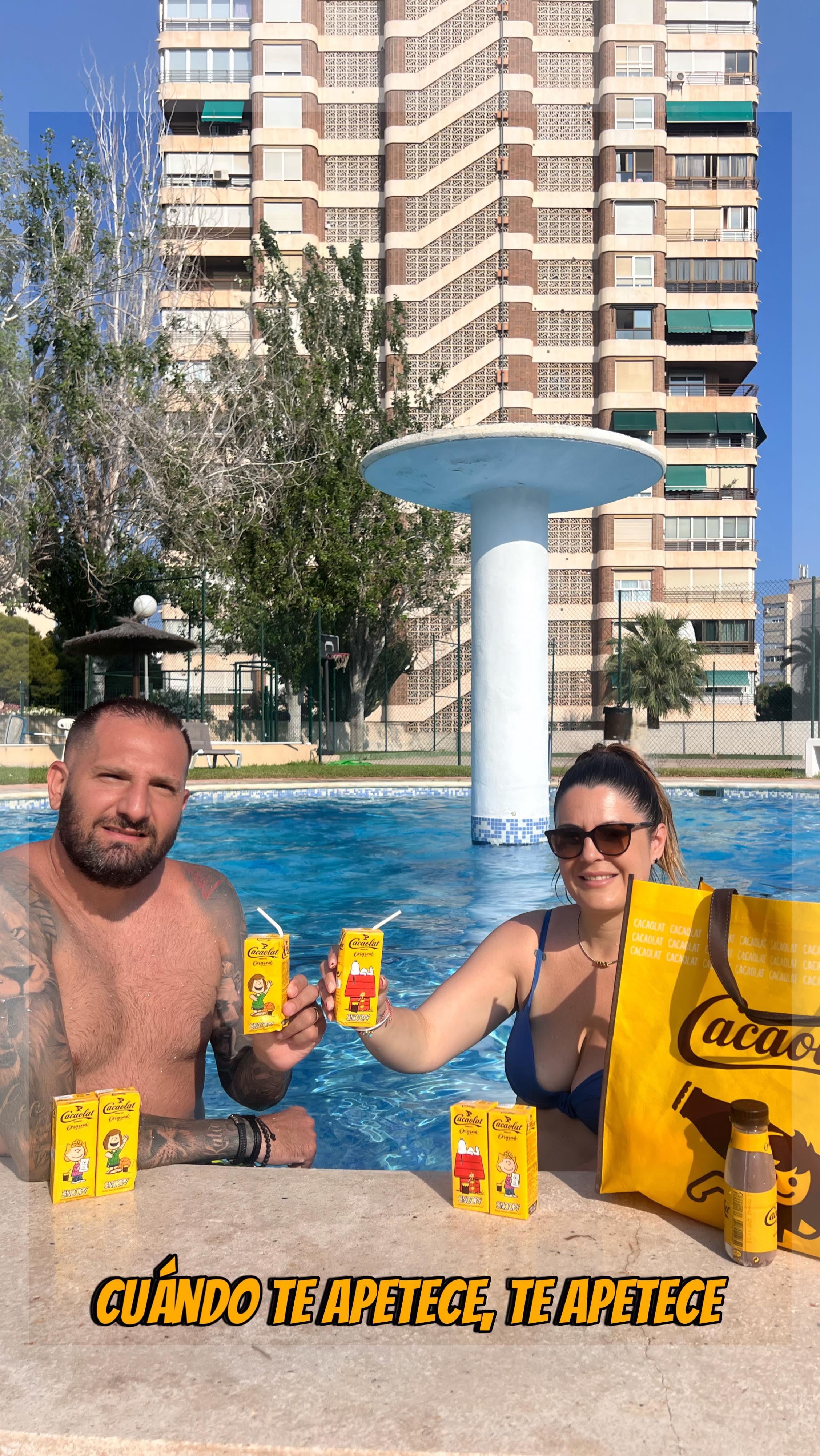 Instagram post by @losmundosdekatia_ for Skeepers. Caption reads: Regalo de cacaolat, piscina, familia, amigos y....