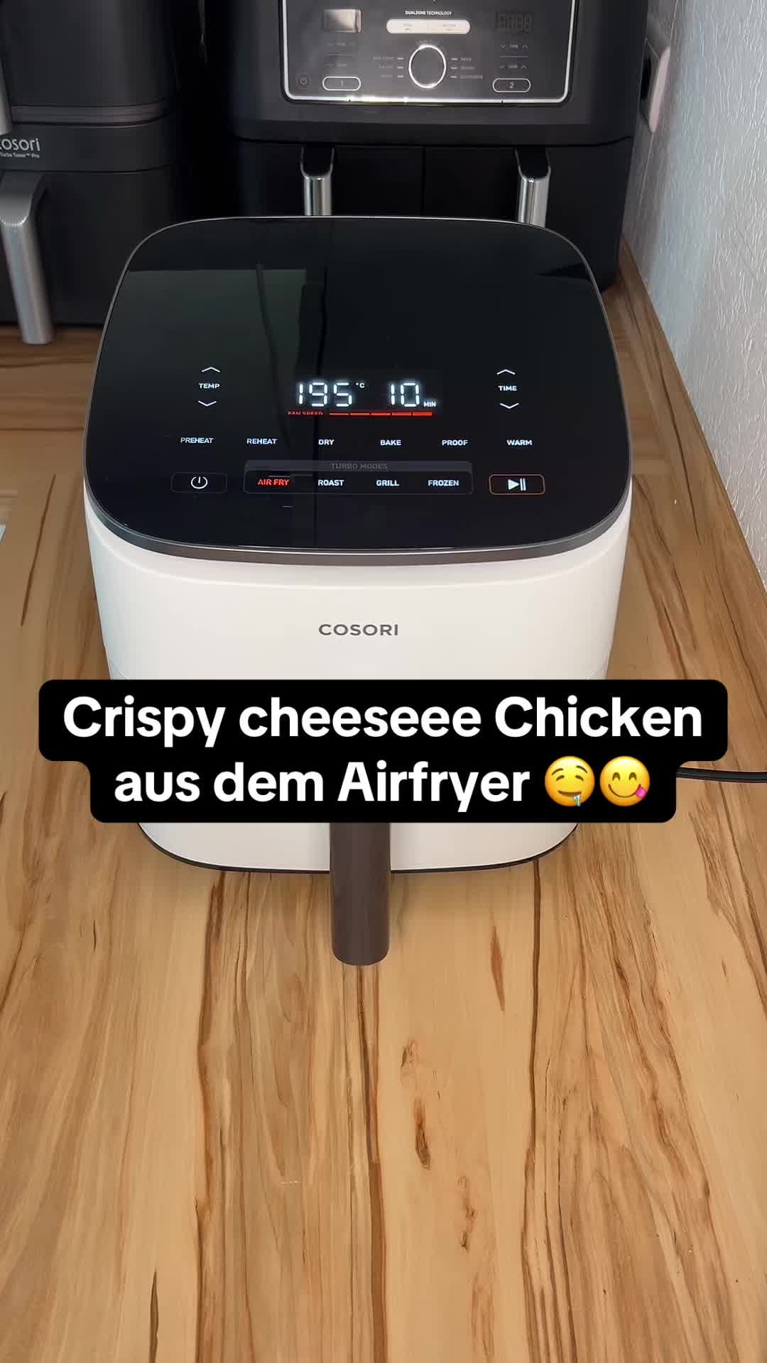 TikTok post by @meinehlf for COSORI. Caption reads: 🔥 Crispy Cheesy Chicken aus der Heißluftfritteuse....