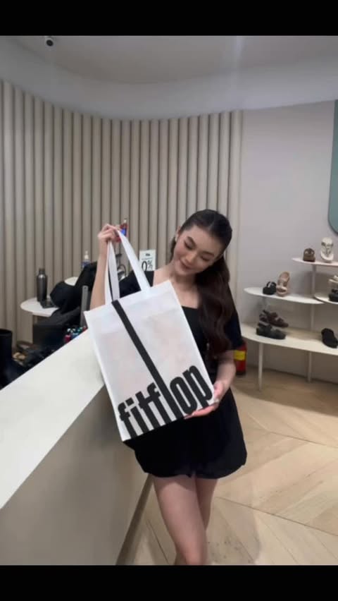 Instagram post by @cynthiahuang__ for FitFlop. Caption reads: FitFlop vibes with Song Hye Kyo 😍 @FitflopId....
