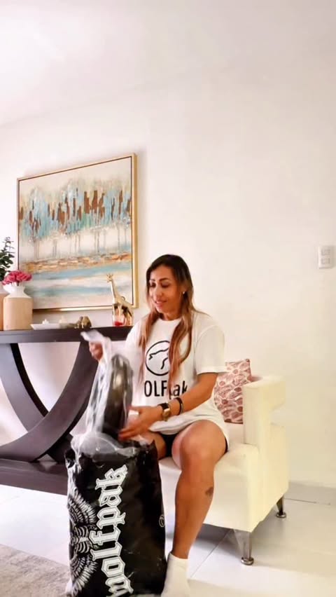 Instagram post by @nelfa_fitness for WOLFpak. Caption reads: UNBOXYNG DE WOLFPAK!! @wolfpak.official [...].