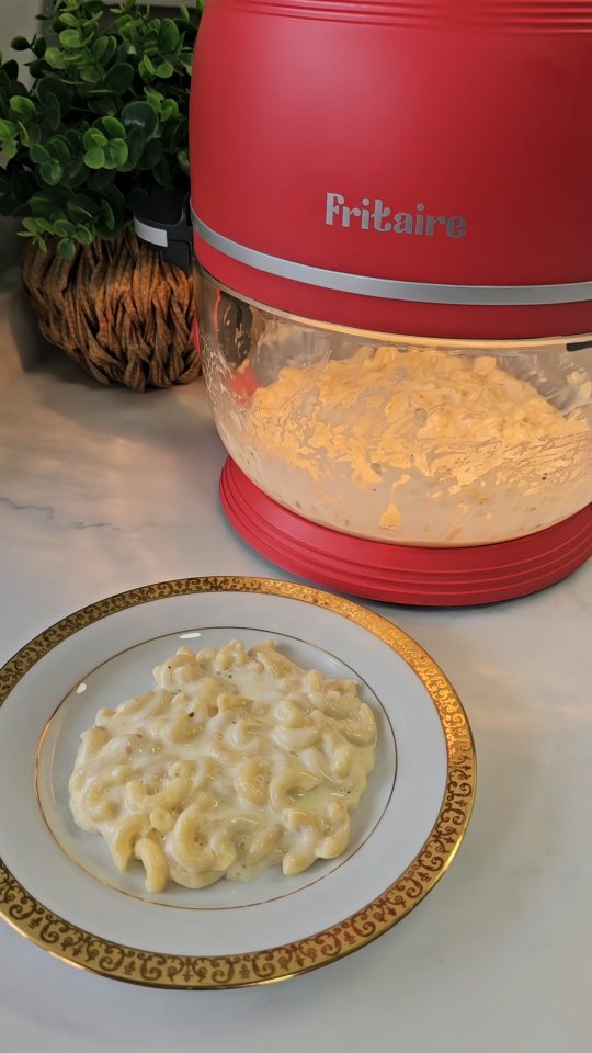 Instagram post by @veggie_hunters_ for Fritaire. Caption reads: [...] 🧀💛

Made in my new favorite @fritaire....