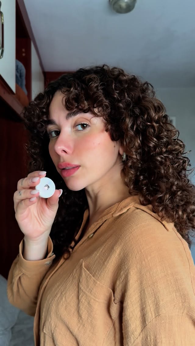 Instagram post by @thalitamassoto for Fique Diva Com Niely. Caption reads: A queratina é como um “escudo” pros fios: devolve....