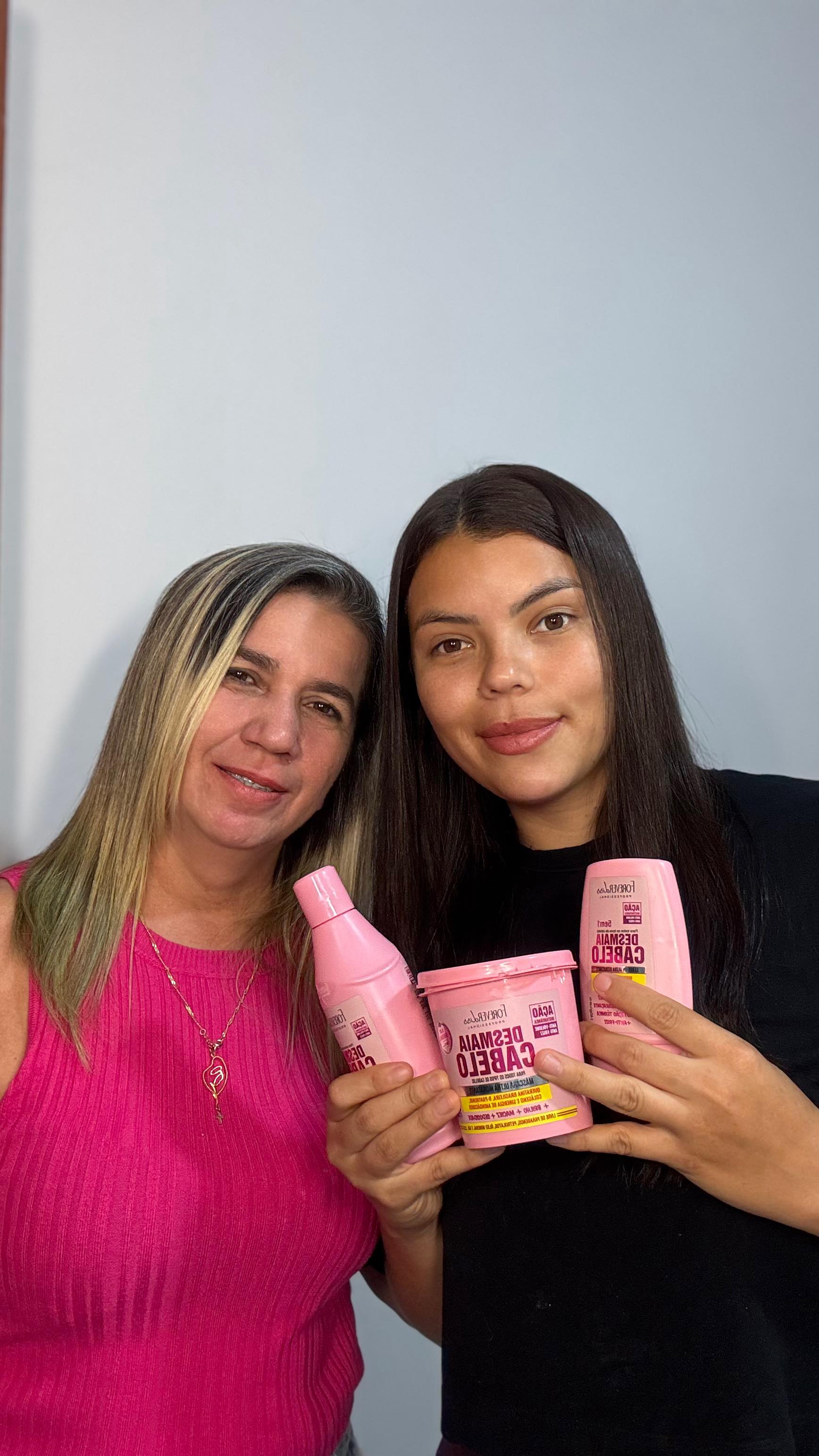 Instagram post by @dianecunhamm for Forever Liss. Caption reads: Dando aquele glow up digno no cabelo da minha....