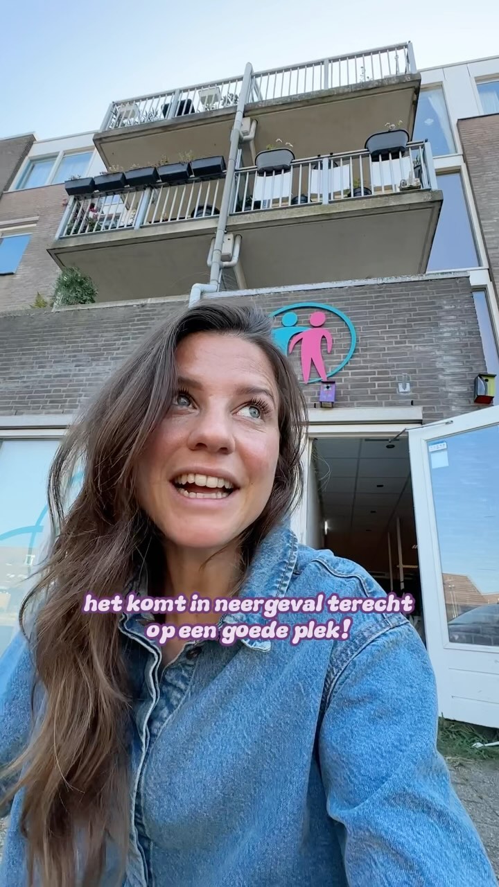 Instagram post by @veerle.hofkens for Kruidvat. Caption reads: Nog nooit zoveel tampons door mijn handen laten....