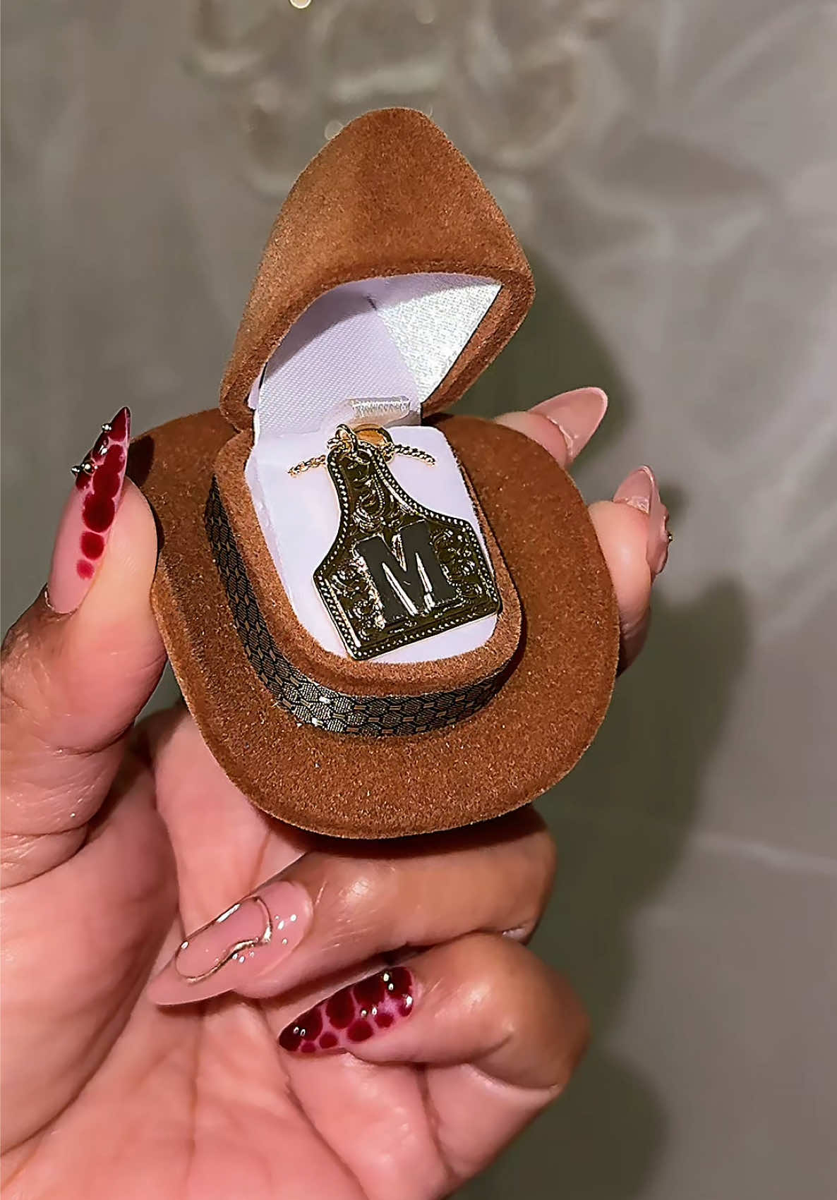 TikTok post by @anii.e.8 for KissYan Jewelry. Caption reads: Me enamoré! 🤎 @KissYanOfficial @KissYan Jewelry....