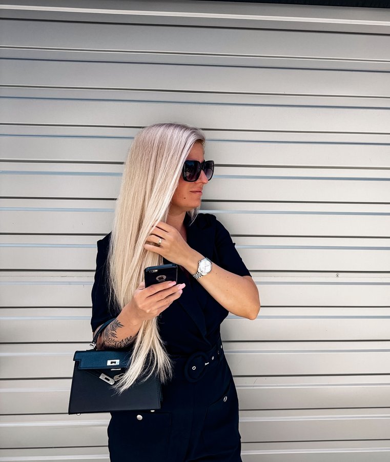 Instagram post by @kriszta.nmth for Joom. Caption reads: #reklám @joom 🖤🌸 ▪️Táska ▪️Telefontok ▪️Szájfény....