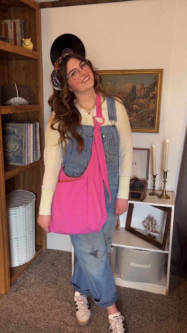 Instagram post by @emilyerindavis for Thread Wallets. Caption reads: [...] necklace!🦢
.
#outfit #thrifted....