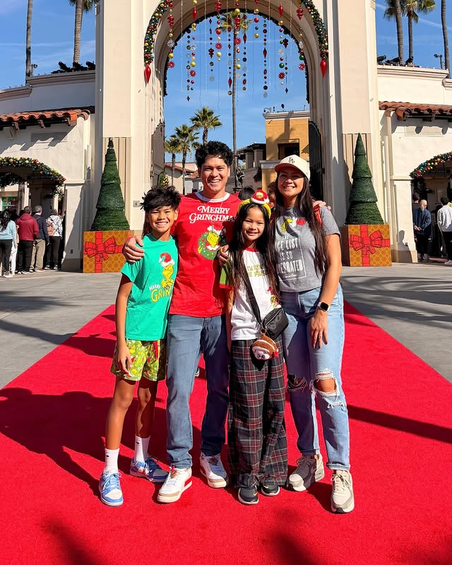 Instagram post by @partyof4sometimes2 for Universal Studios Hollywood. Caption reads: [...] and tips during Holidays at Universal....