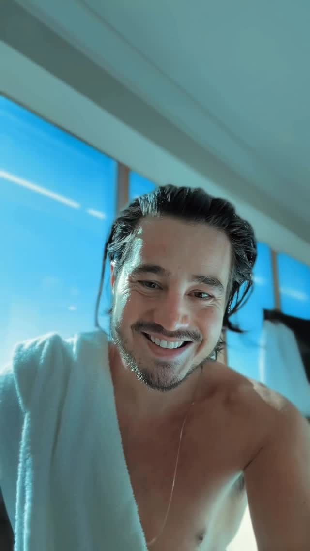 Instagram post by @tiagoiorc for Burberry. Caption reads: Aprume-se comigo e @burberry para o Latin Grammy ✨.