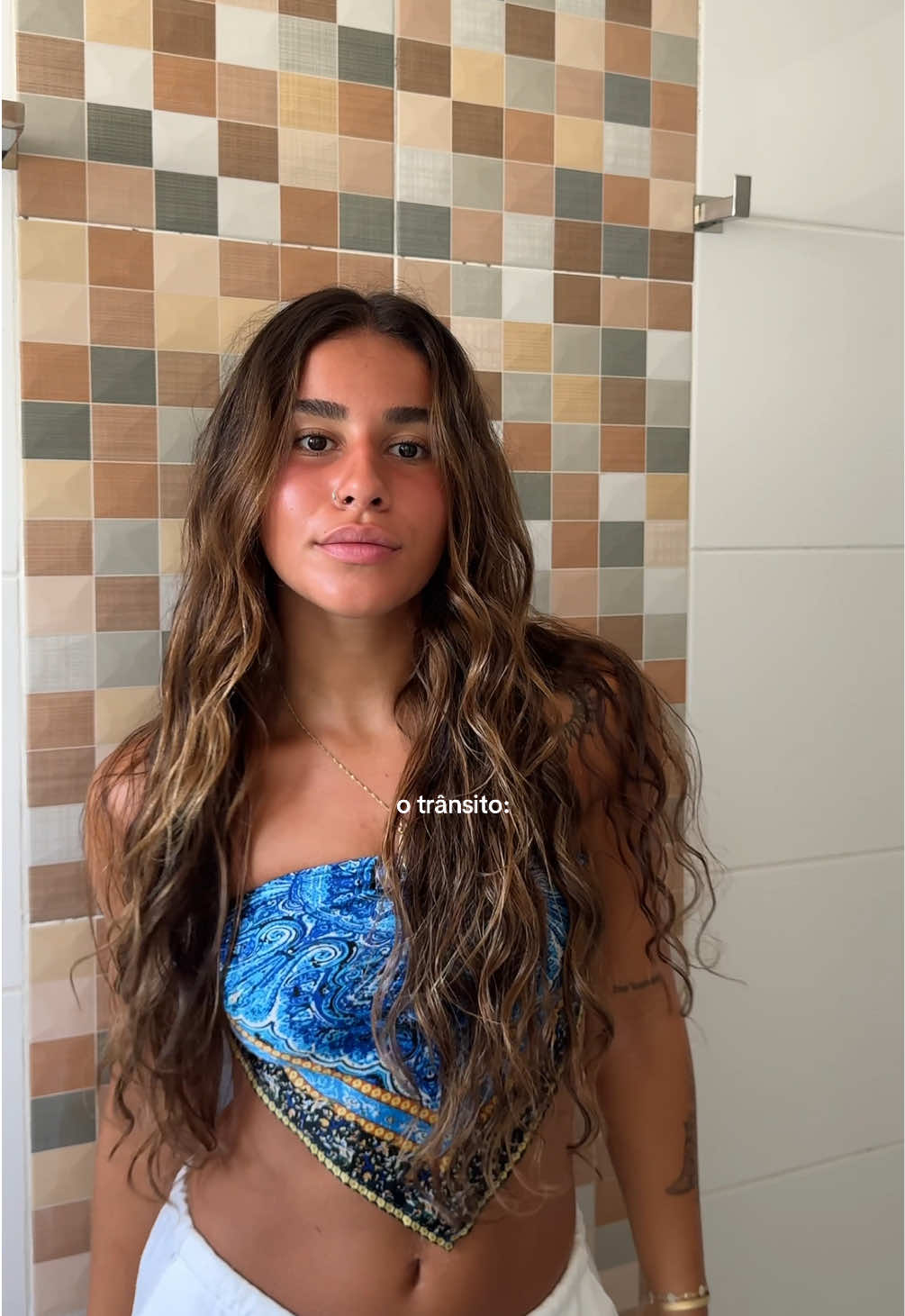 TikTok post by @belladigomes for Hidratei. Caption reads: só saio se meu cabelo tiver bonito 🥹💛 @Hidratei....