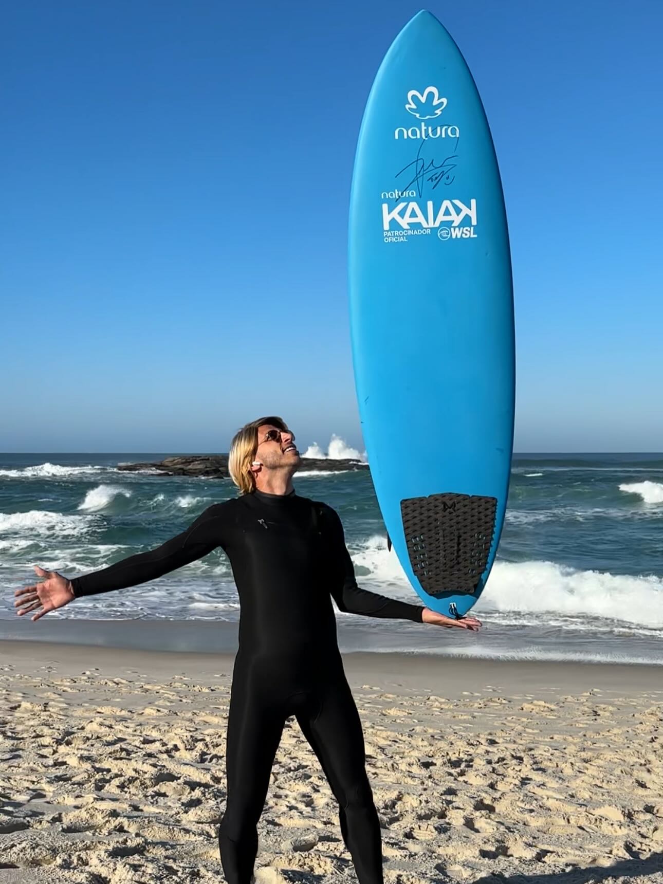 Instagram post by @ofaustocarvalho for Natura Brasil. Caption reads: Clima bom, vibe de surf e cheiro de número 1....