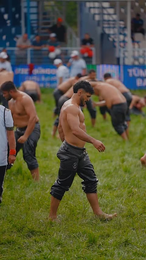 Instagram post by @yunusemrebatan for HONOR Arabia. Caption reads: Turkish oil wrestling, Catch the moment....