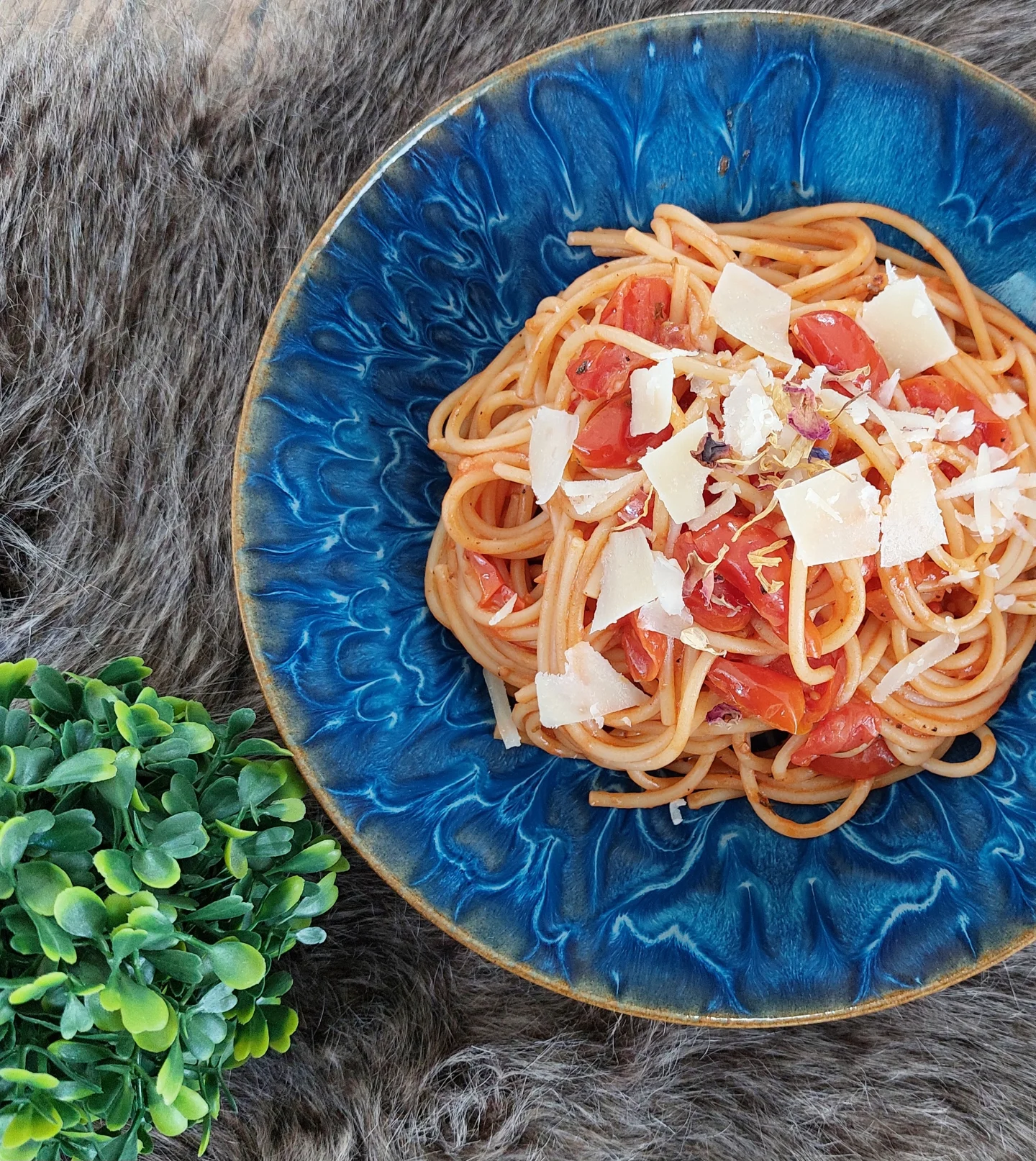 Instagram post by @lindi_delicious for Degusta Box. Caption reads: *Anzeige Spaghetti mit Tomatensauce 🍝
1 Zwiebel/....