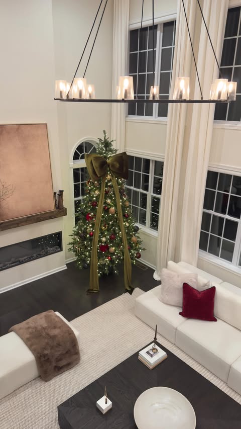 Instagram post by @karen_homestyle for King of Christmas. Caption reads: Obsessing over my gorgeous @kingofchristmas tree .....