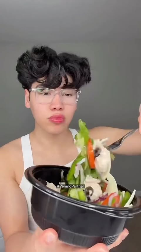 Instagram post by @lourdasprec for Venmo. Caption reads: [...] people budget… I collect delicious memories....