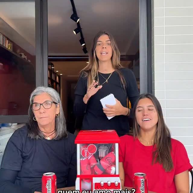 Instagram post by @carolixas for Coca-Cola Brasil. Caption reads: poderia ficar o dia todo brincando disso com elas,....