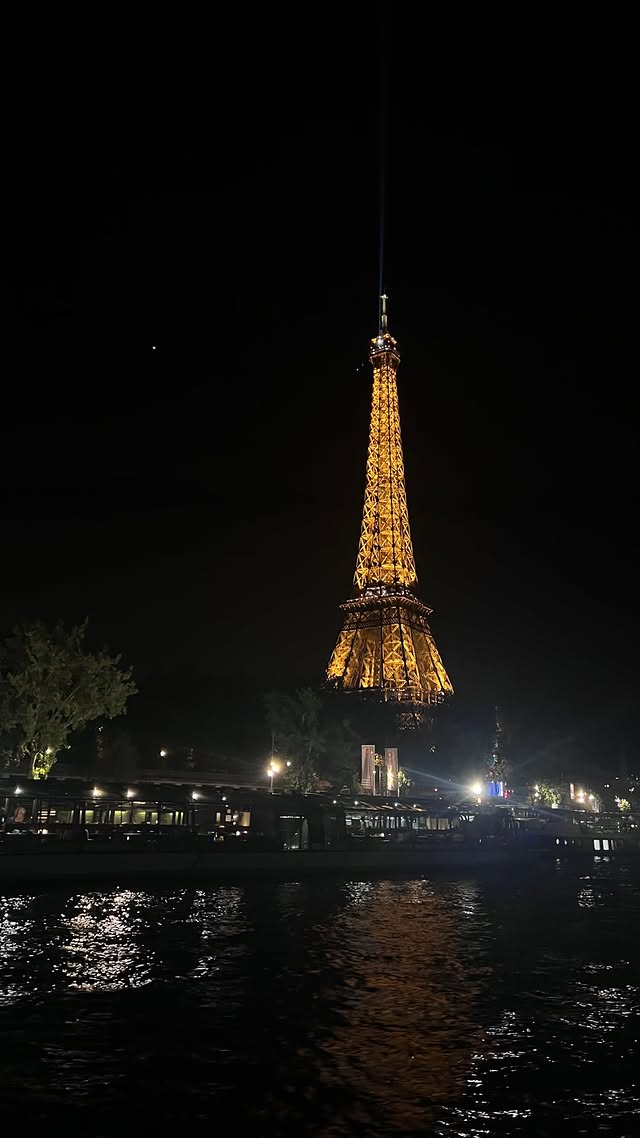 Instagram post by @bas.islove for GetYourGuide Creator Community. Caption reads: Such a beautiful dining experience along the Seine....