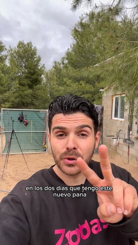 Instagram post by @ecojuanmanuel for Tractive. Caption reads: [...] de descuento:ECOJUANMANUEL @tractive.