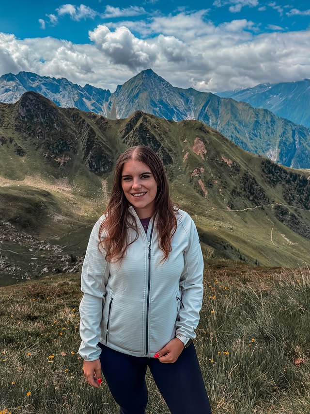 Instagram post by @lara.2701 for Regatta. Caption reads: Hiking Mode: On ⛰️☀️✅ @regatta_dach 💚....