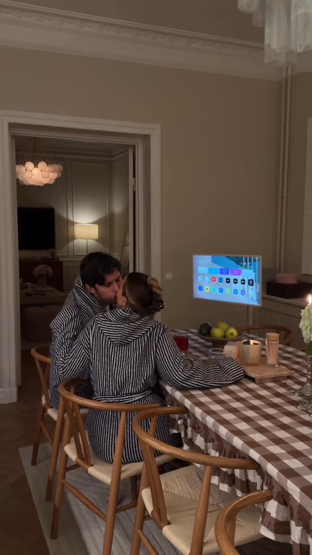 Instagram post by @josefinsvanberg for Aveeno. Caption reads: Advertisement @aveenosverige 🌾 Romanticizing my....