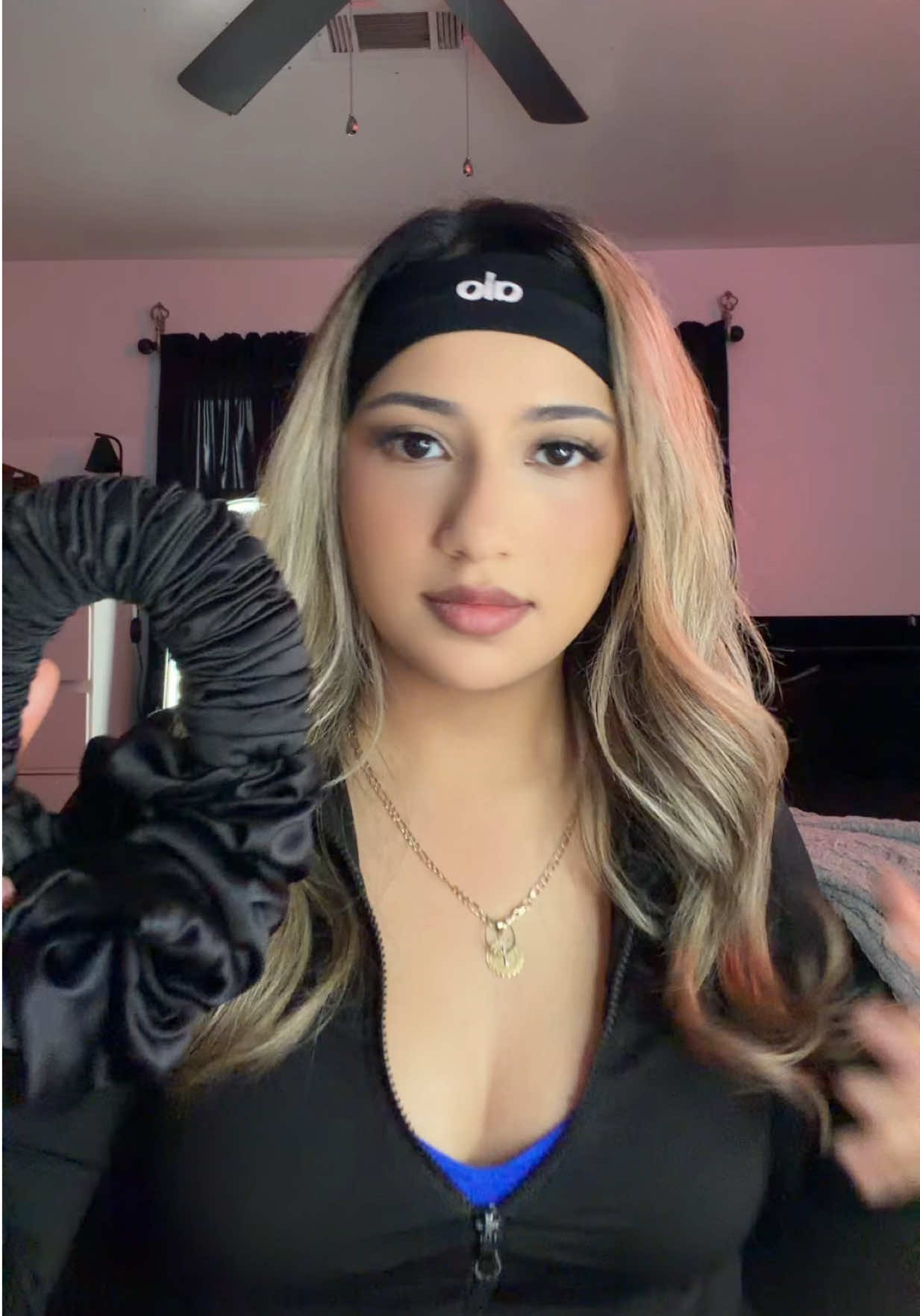 TikTok post by @kellieexo for Sleepy Tie. Caption reads: @The Sleepy Tie #tiktokshop #heatlesshair [...].