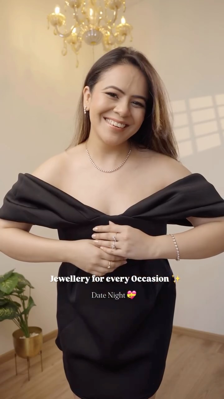 Instagram post by @thefashionchauvinst for CaratLane. Caption reads: #Ad Less effort, more shine ✨
Jewellery that fits....