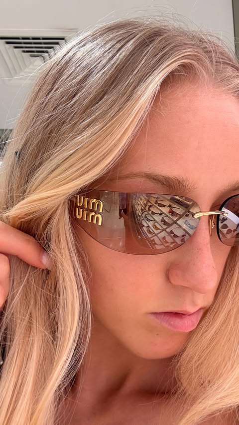 Instagram post by @juliettebossu for Sandro Paris. Caption reads: vulgaire ou chic? (: @sandroparis *produit offert*.