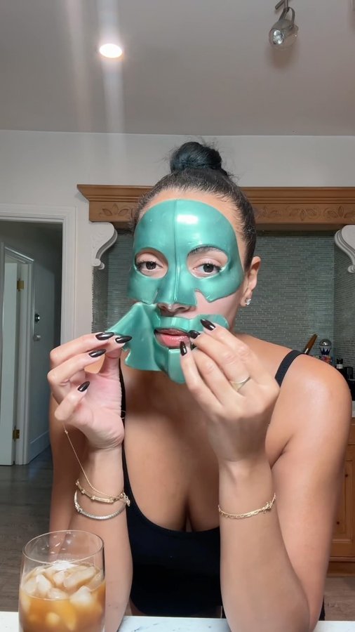 Instagram post by @officialjulissab for Viva Naturals. Caption reads: Aiming to extend my good week to more than 7 days....