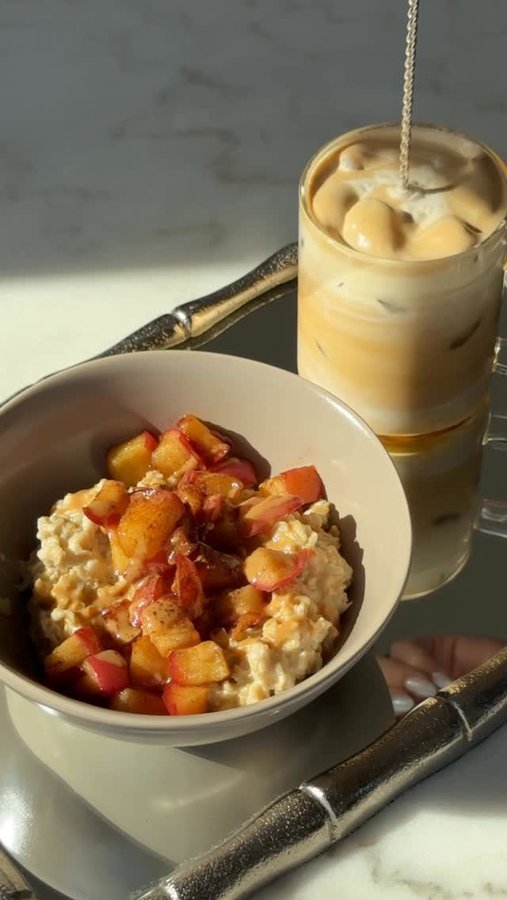 Instagram post by @sipsbylilly for Fresh Thyme. Caption reads: Apple pie oats & maple iced latte 🍎🍁

The....