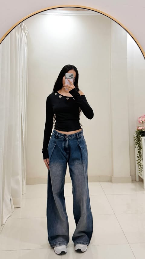 Instagram post by @tanisha_diary5 for NEWME. Caption reads: [...] - #jeans #denim #outfitinspo #haul #newme.