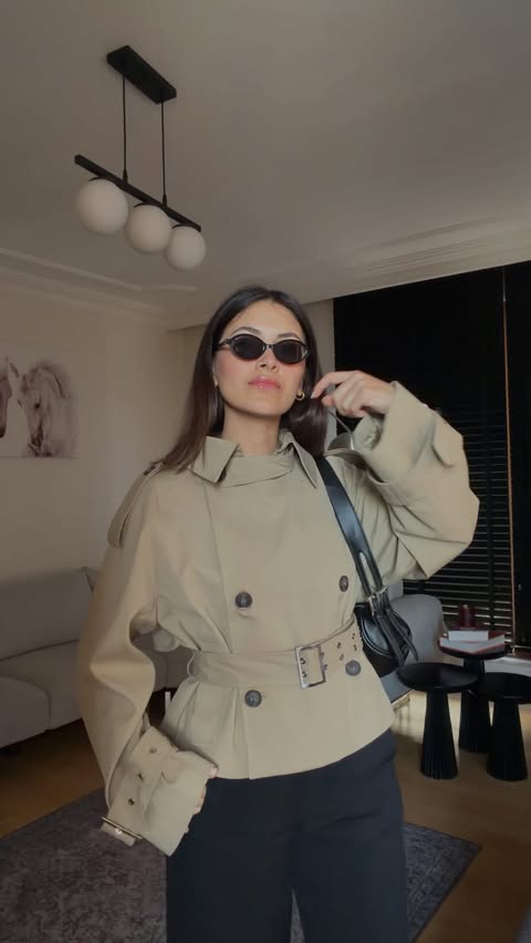 Instagram post by @ilkecekucc for MANUKA. Caption reads: Manuka trençleri>>>> #reklam #outfit #sonbahar....