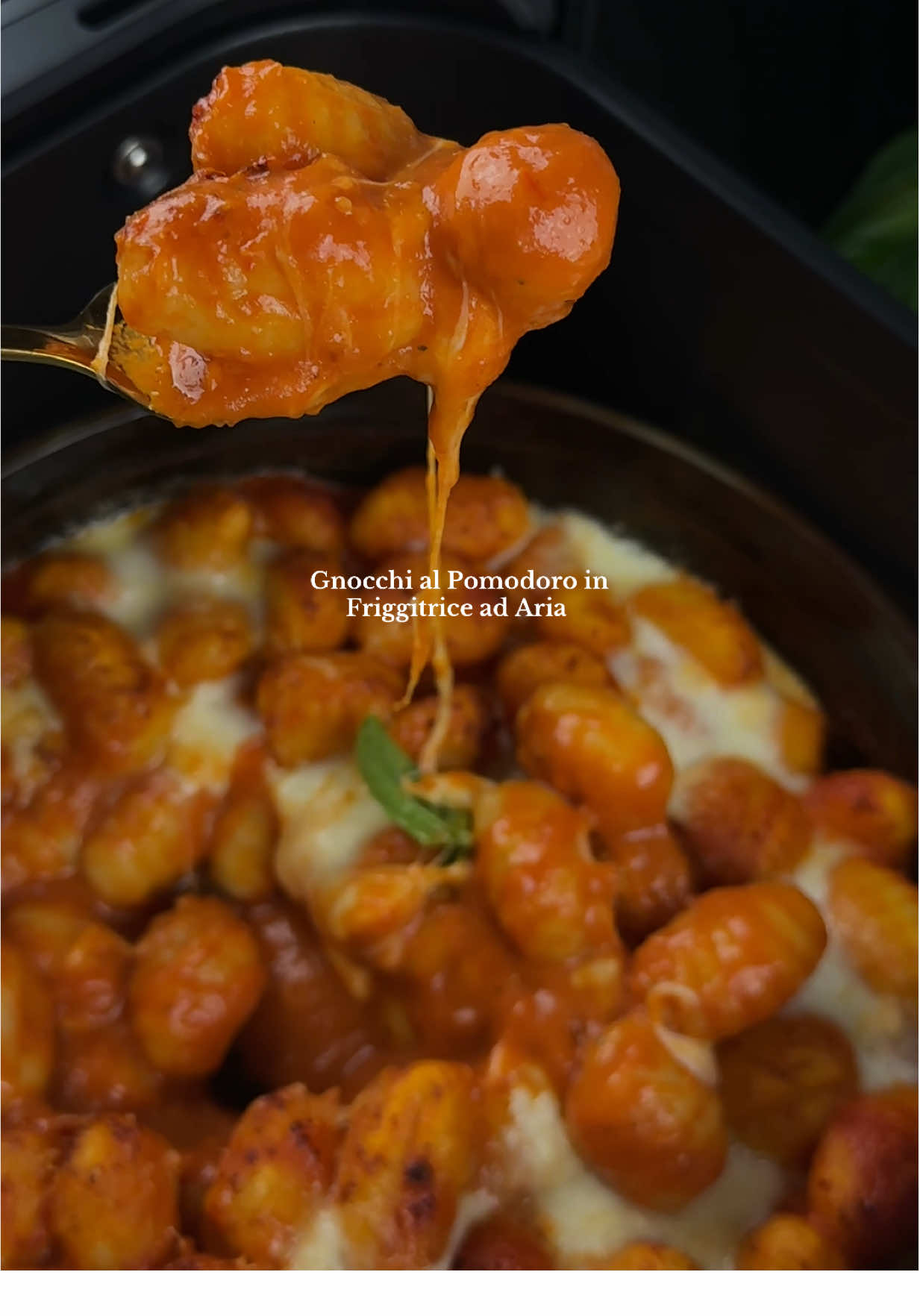 TikTok post by @dolceesalatodimiky for COSORI. Caption reads: Gnocchi al pomodoro in friggitrice ad aria @COSORI....