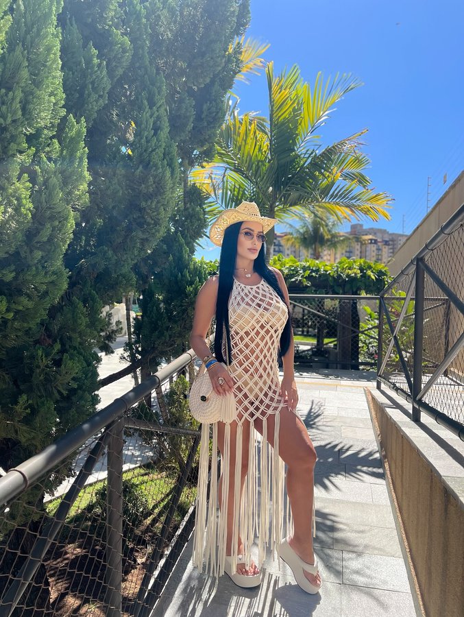 Instagram post by @maiaraadiass for Schutz. Caption reads: [...] Artesanal: @crochedapolly10 
Chinelo:....