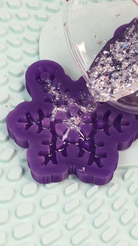 Instagram post by @geacreations.molds for Resiners. Caption reads: [...] new G3 Resin Curing Machine gifted by....