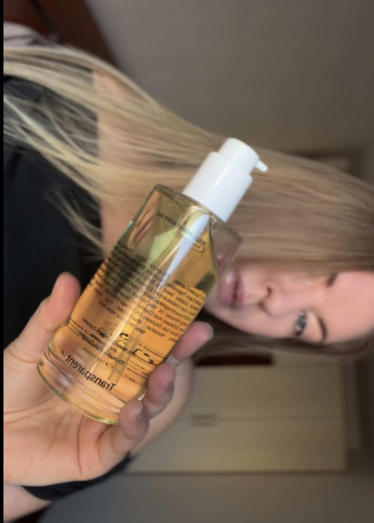 TikTok post by @aleksandramzn for Niche Beauty Lab. Caption reads: [...] that doesn’t feel like cooking oil....
