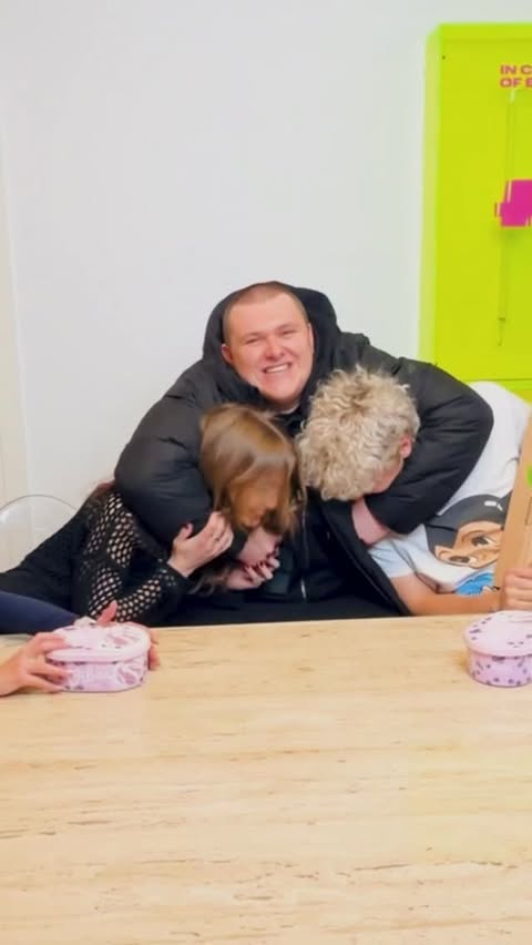 Instagram post by @zbychu_krol for Lody Koral. Caption reads: [...] czyli moich przyjaciół i @lodykoral.