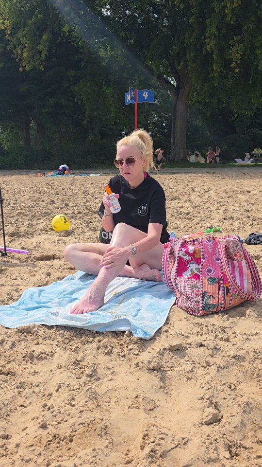 Instagram post by @jill_helena_en_jack_franky for Buzzador. Caption reads: Zon, zee, zand… en SPF 50! 🌞⛱️

Wik hebben....